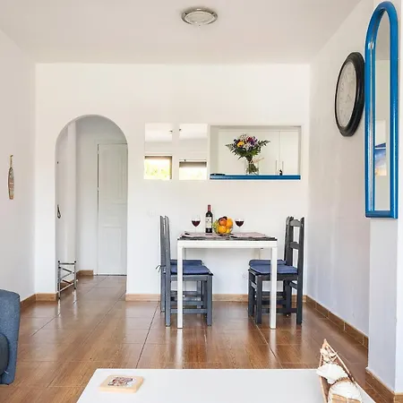 Spacious 3 Bedroom In Puerto De Santiago. Walk To The Beach. Fast Wifi, Netflix, Workstation. Lägenhet