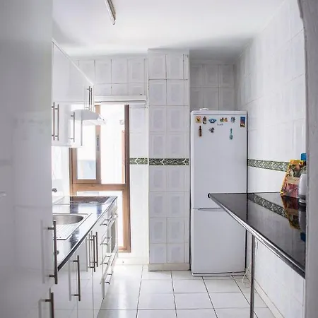 Spacious 3 Bedroom In Puerto De Santiago. Walk To The Beach. Fast Wifi, Netflix, Workstation. * بويرتو دي سانتياغو